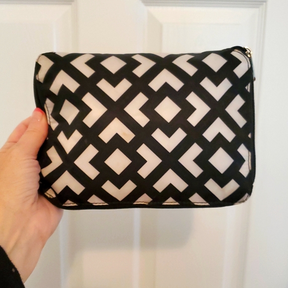 🌻 Black and White Geometric Travel Tote Bag - Picture 3 of 6